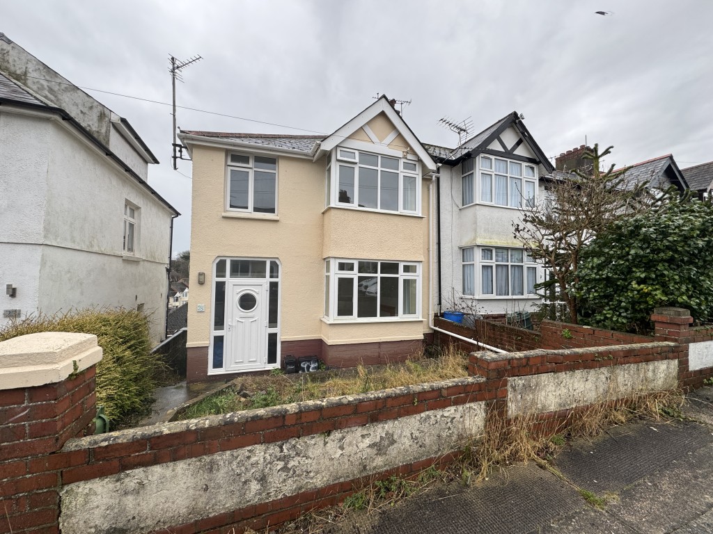 Lot: 179 - END-TERRACE HOUSE FOR OCCUPATION OR INVESTMENT - Front of the property
